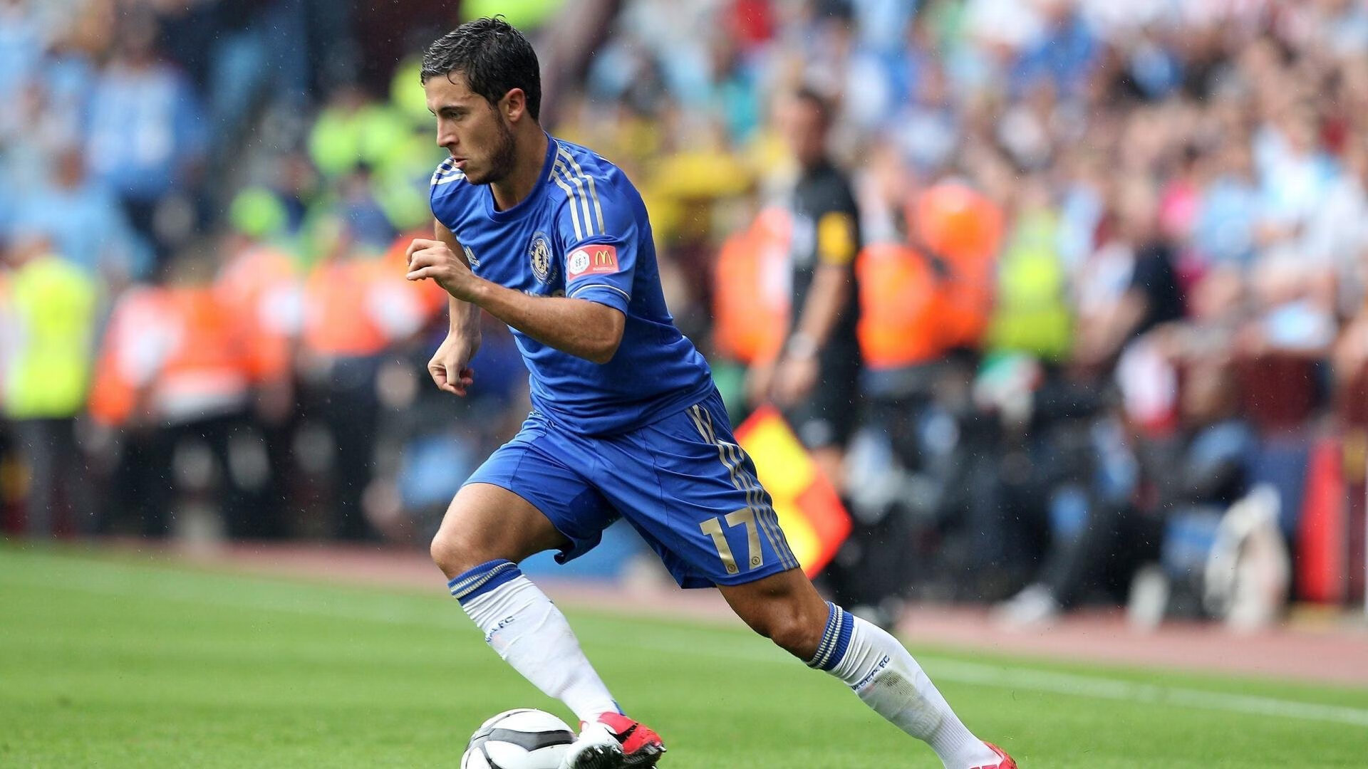 “足球场新建项目落地，助力推广全民运动”，新建足球场政策